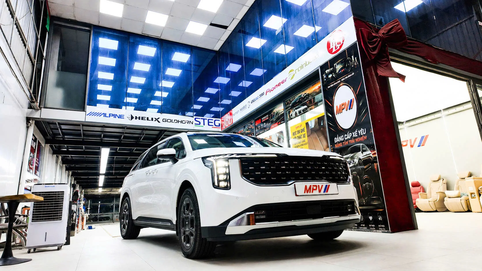 ĐỘ LIMOUSINE KIA CARNIVAL - KIẾN TẠO CHUYÊN CƠ MẶT ĐẤT