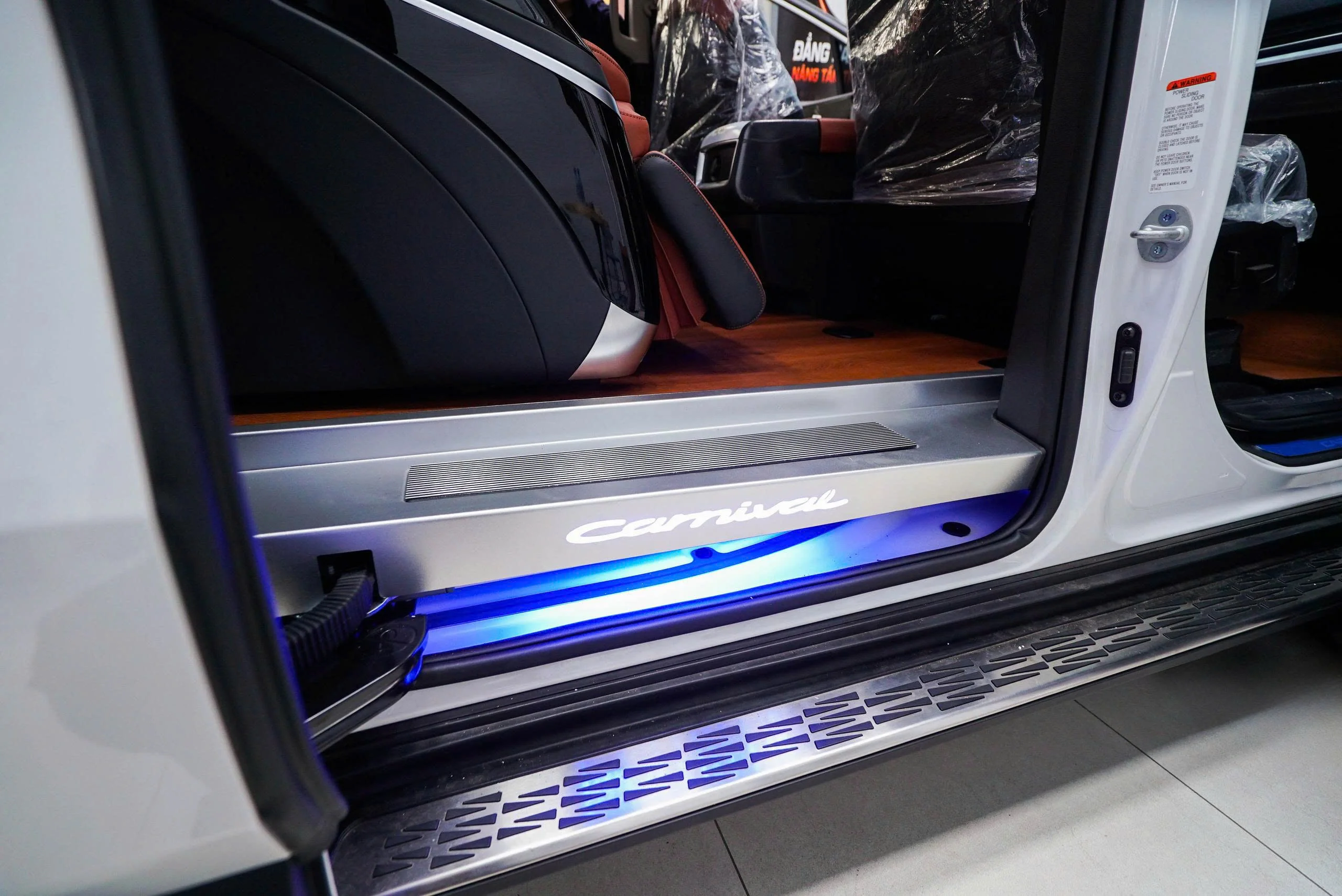 ĐỘ LIMOUSINE KIA CARNIVAL - KIẾN TẠO CHUYÊN CƠ MẶT ĐẤT