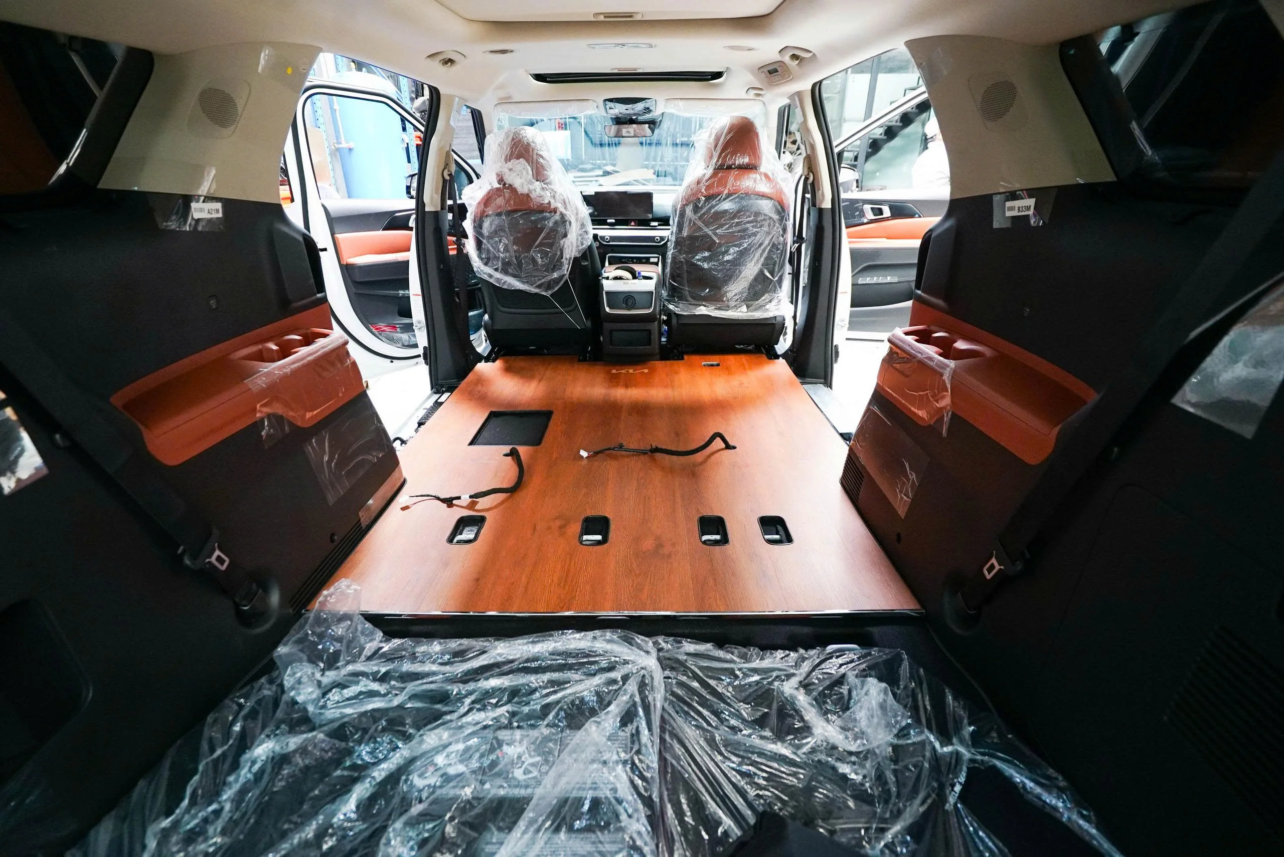 ĐỘ LIMOUSINE KIA CARNIVAL - KIẾN TẠO CHUYÊN CƠ MẶT ĐẤT