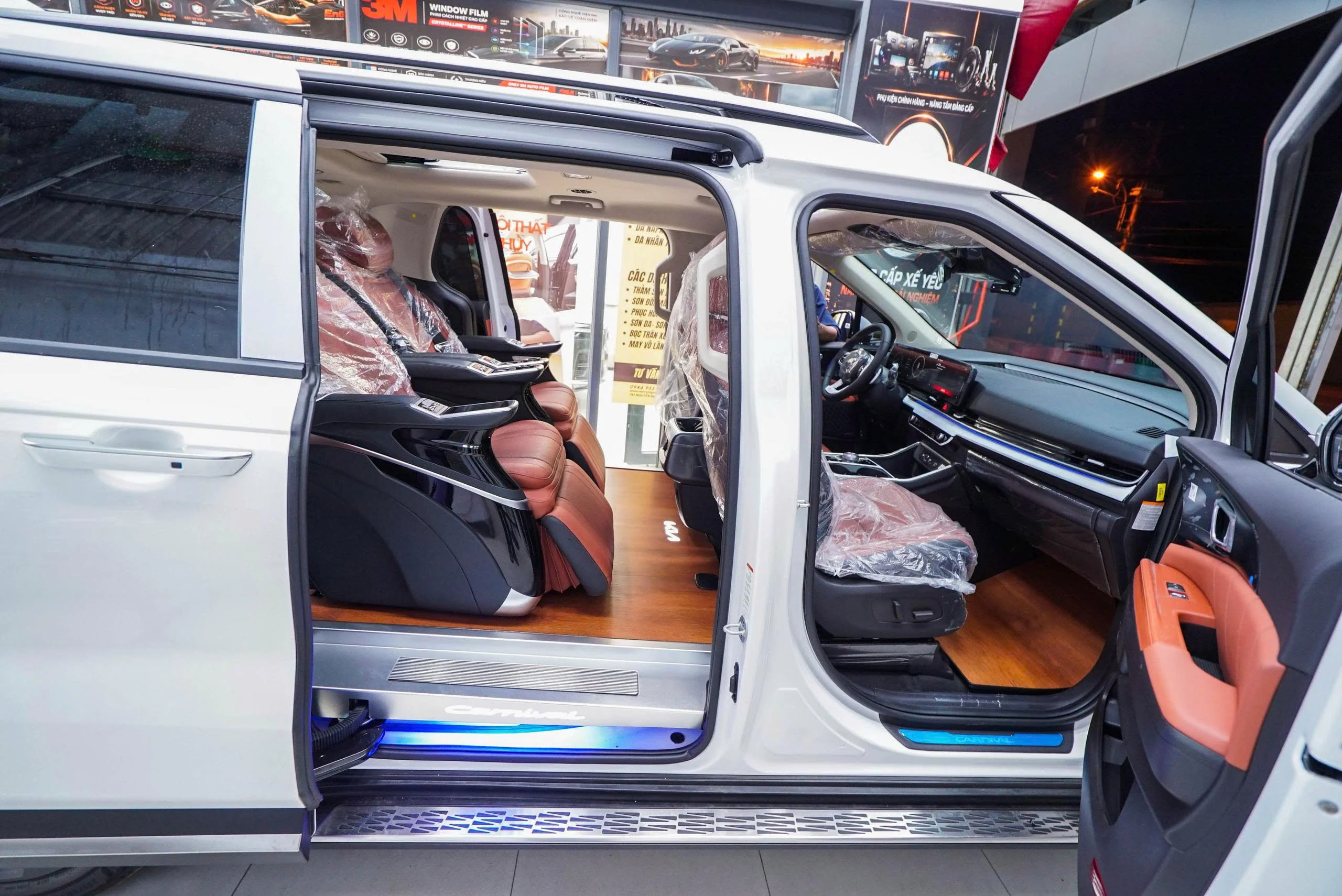 ĐỘ LIMOUSINE KIA CARNIVAL - KIẾN TẠO CHUYÊN CƠ MẶT ĐẤT