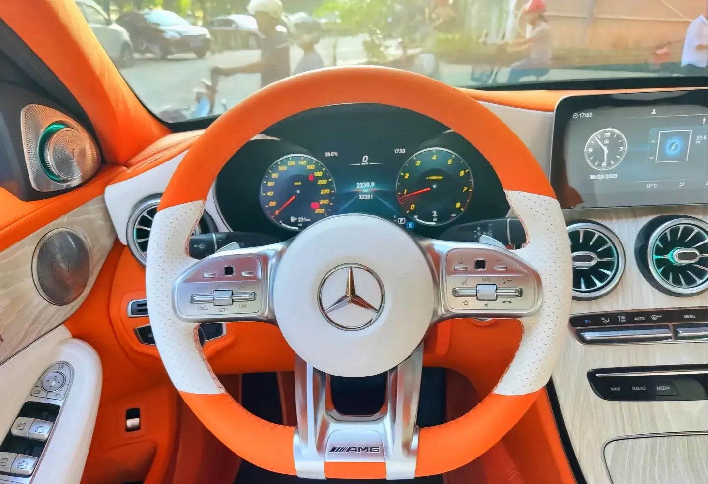 Benz C300 bọc da đổi màu nội thất cam Hermes phối trắng