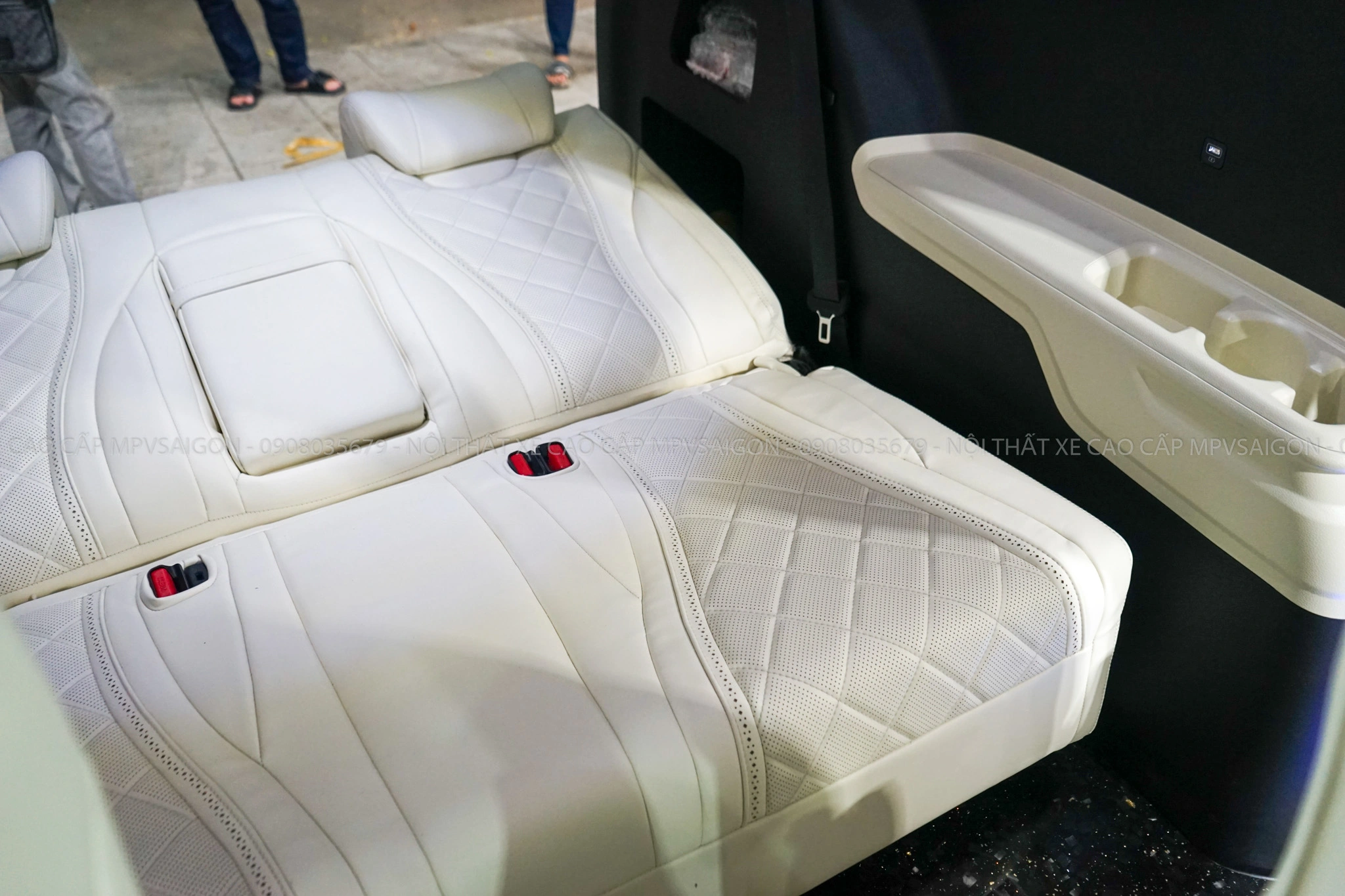 Tổng thể khoang cabin Kia Carnival 2024 2025 sau khi độ Combo Limousine