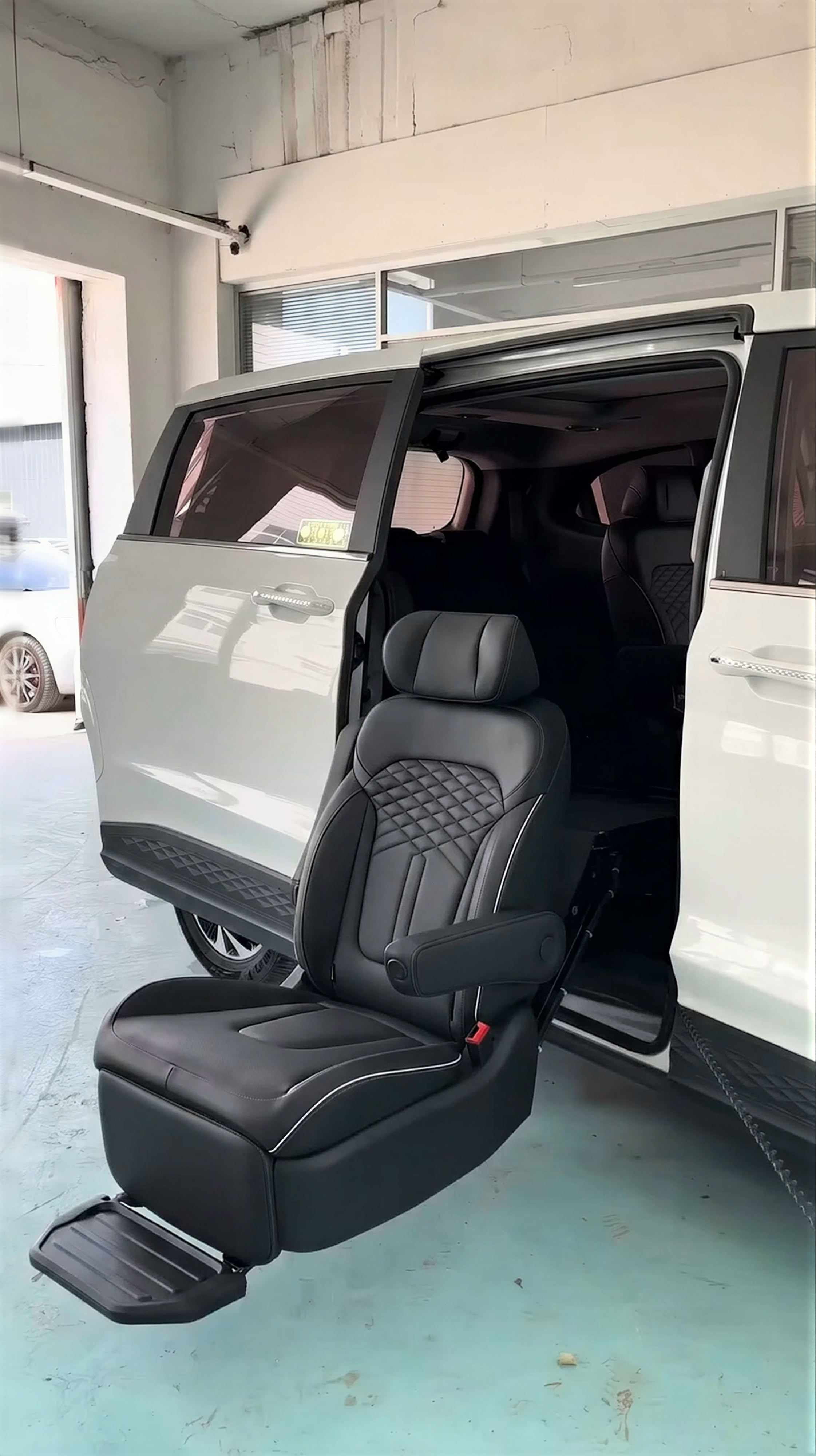 Ghế nâng hạ người già, người khuyết tật Hyundai Custin