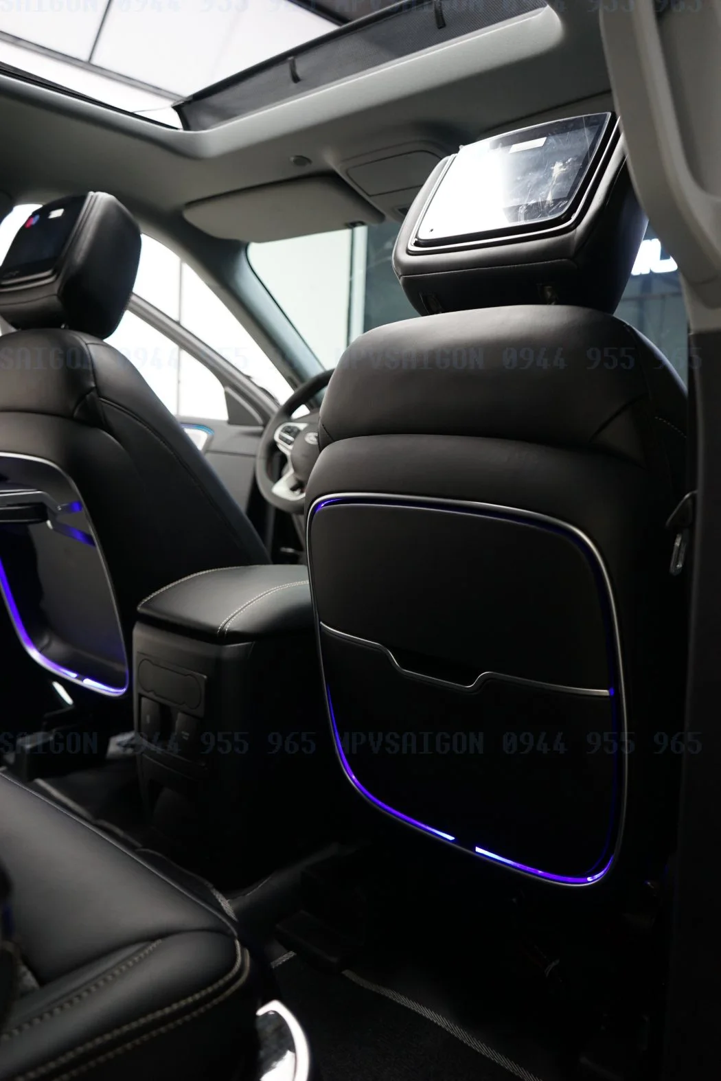 Nội thất Ford Explorer sau khi độ Limousine