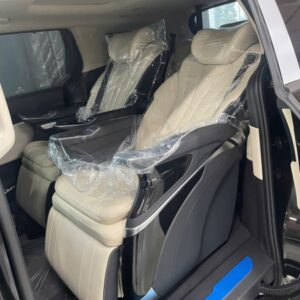 Độ nội thất Kia Carnival HEV Premium 2026 phong cách thương gia với combo sàn gỗ - màn hình trần & bàn xếp V2 tại MPVSAIGON