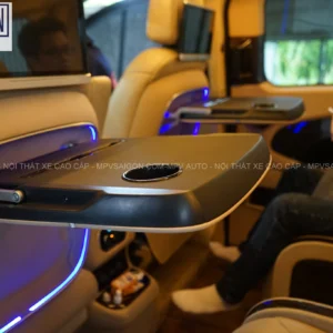 Bàn xếp lưng ghế tích hợp sạc không dây cho ô tô