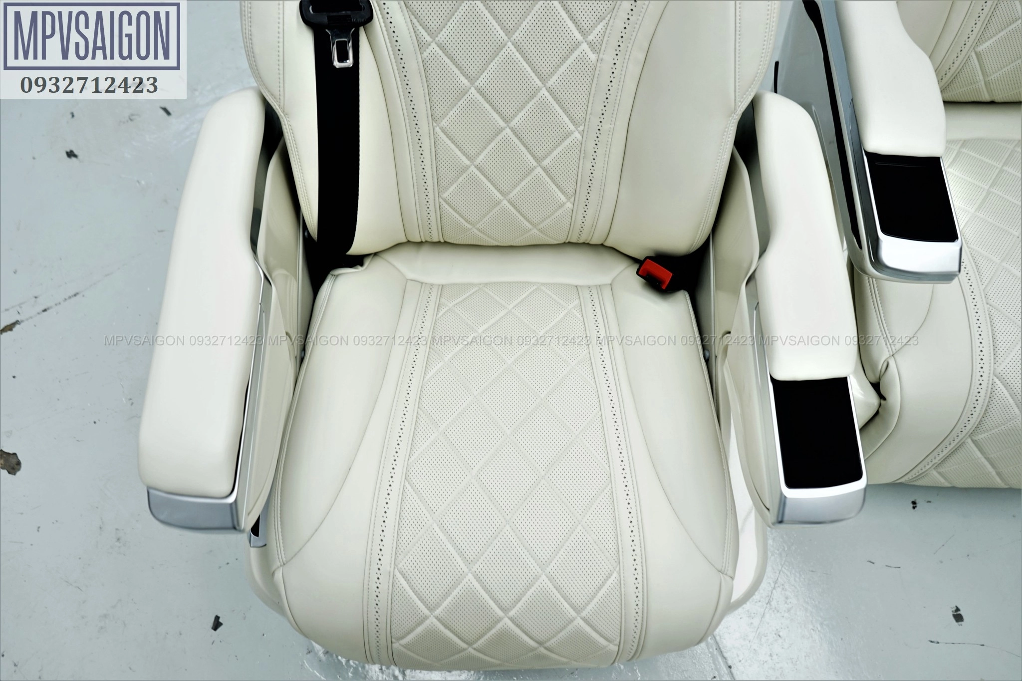 Bệ tỳ tay trung tâm và khay sạc không dây Ghế Dreamer Limousine