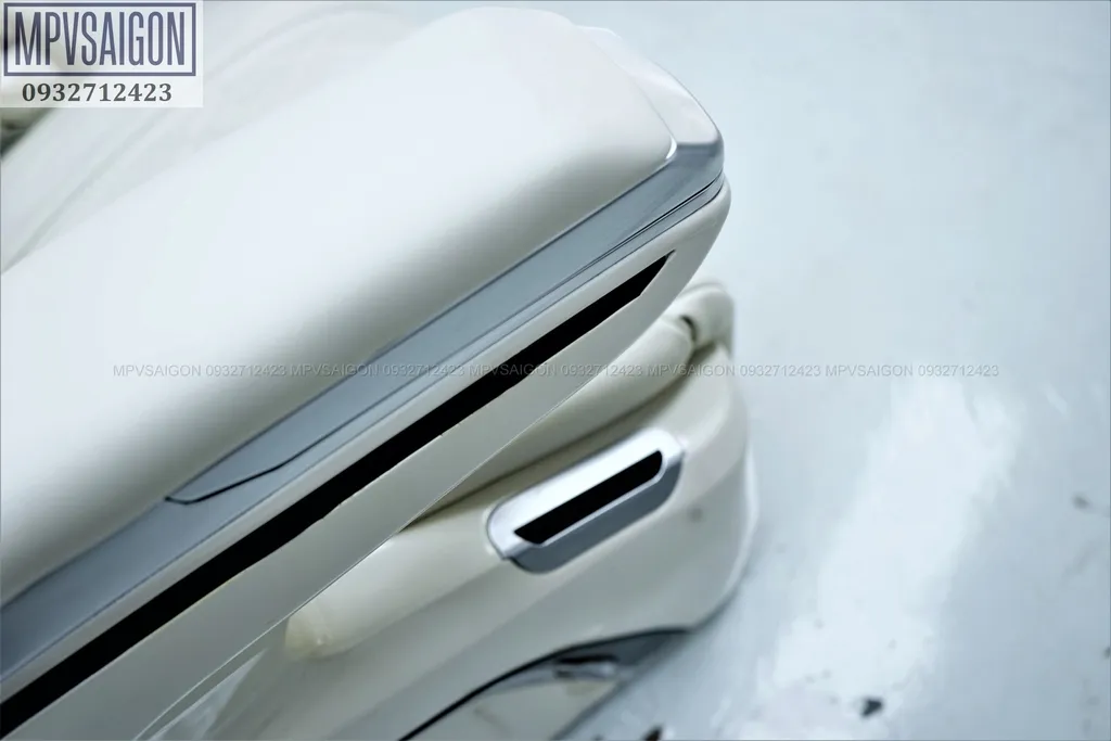 Tổng thể cặp Ghế Dreamer Limousine màu trắng lắp cho xe MPV