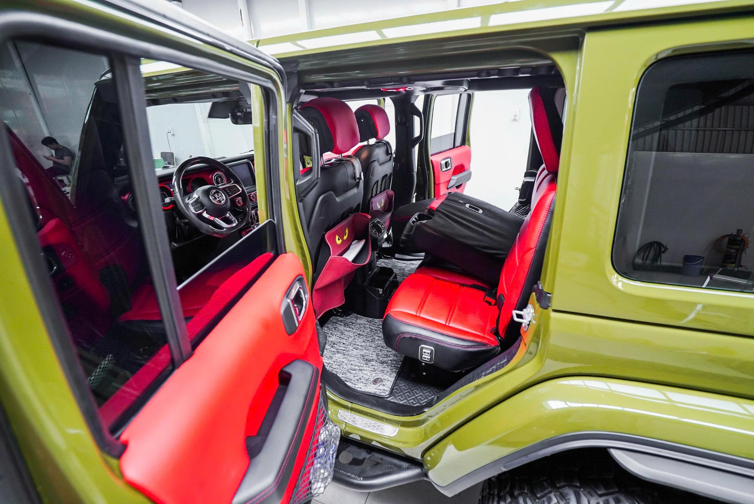 Ghế điện xe Jeep góc nhìn từ cửa sau