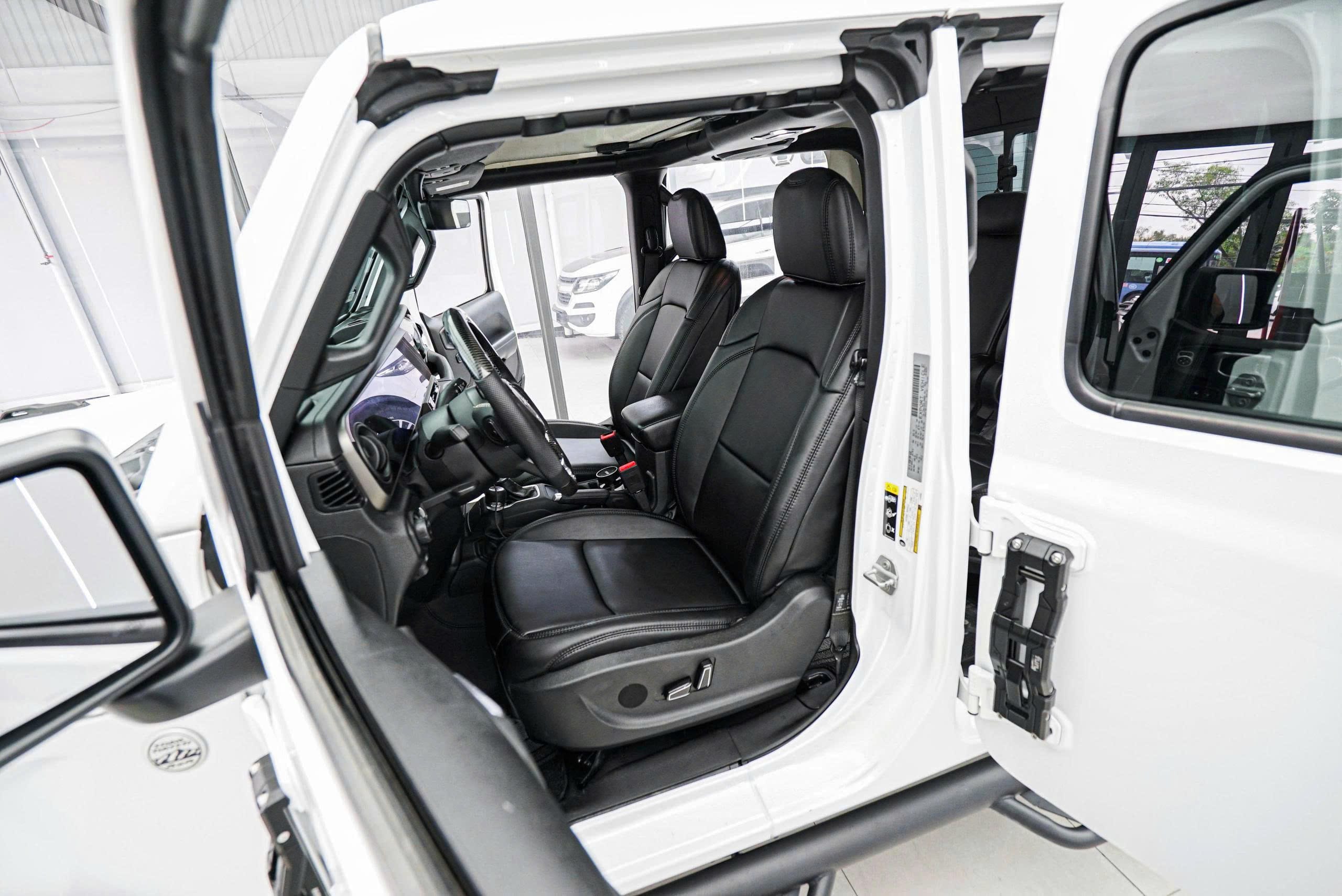 Không gian nội thất xe Jeep trắng nhìn từ bên ngoài