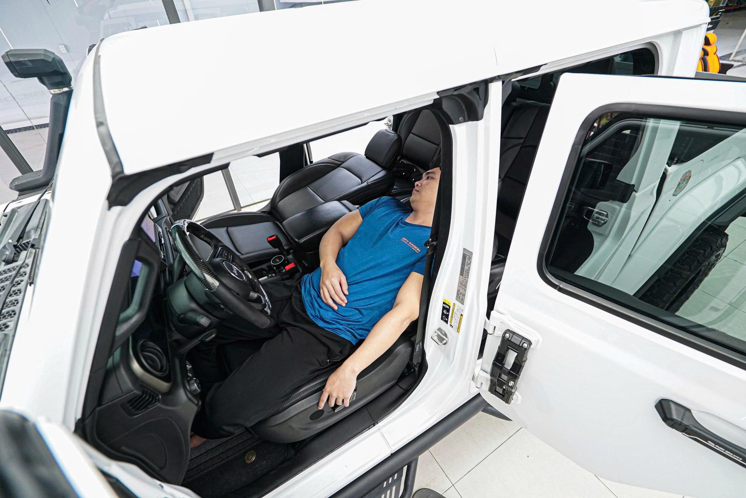 Khách hàng trải nghiệm tư thế ngả lưng trên ghế lái xe Jeep