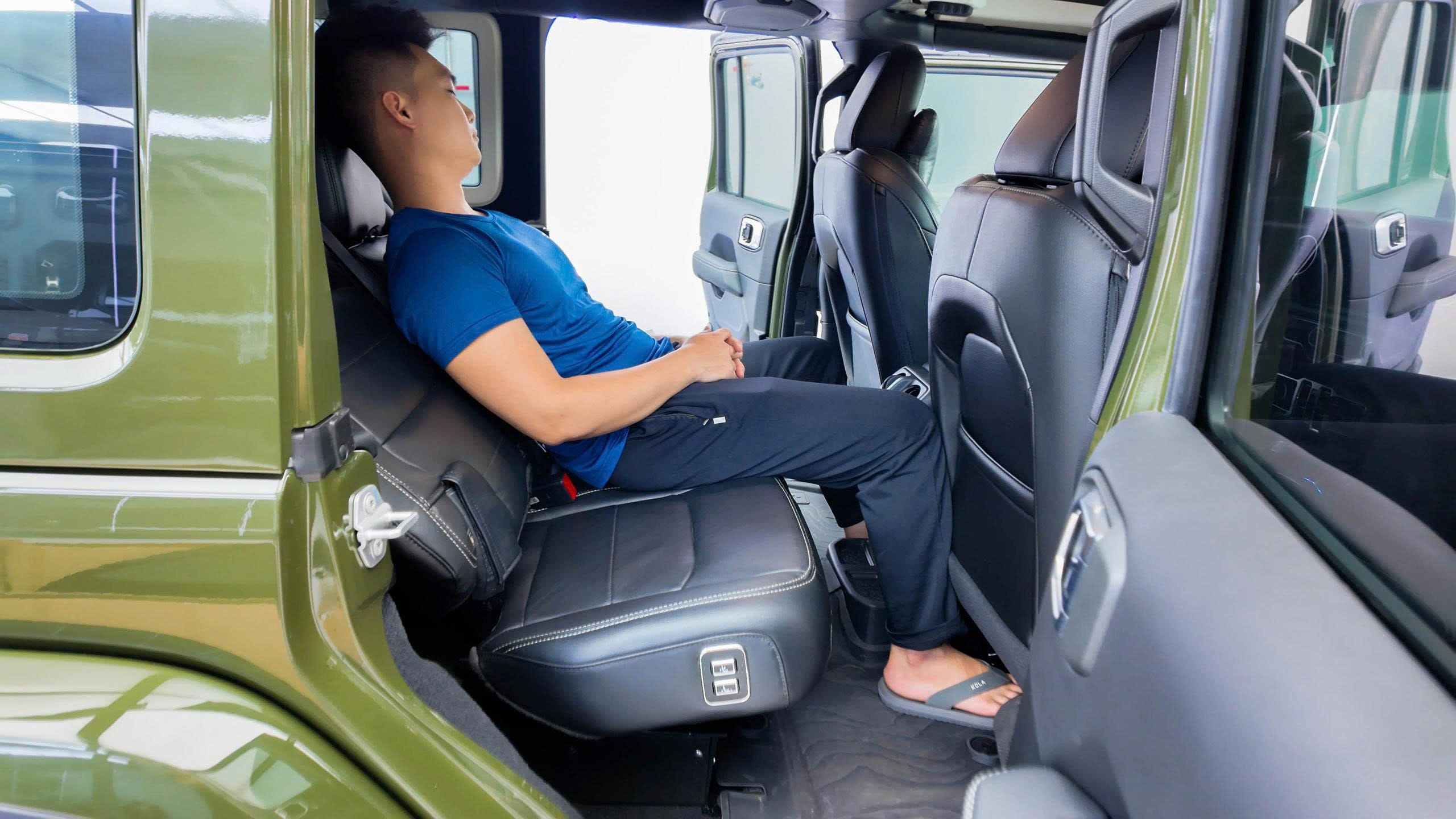 Trải nghiệm tư thế ngồi rộng rãi ở hàng ghế sau xe Jeep