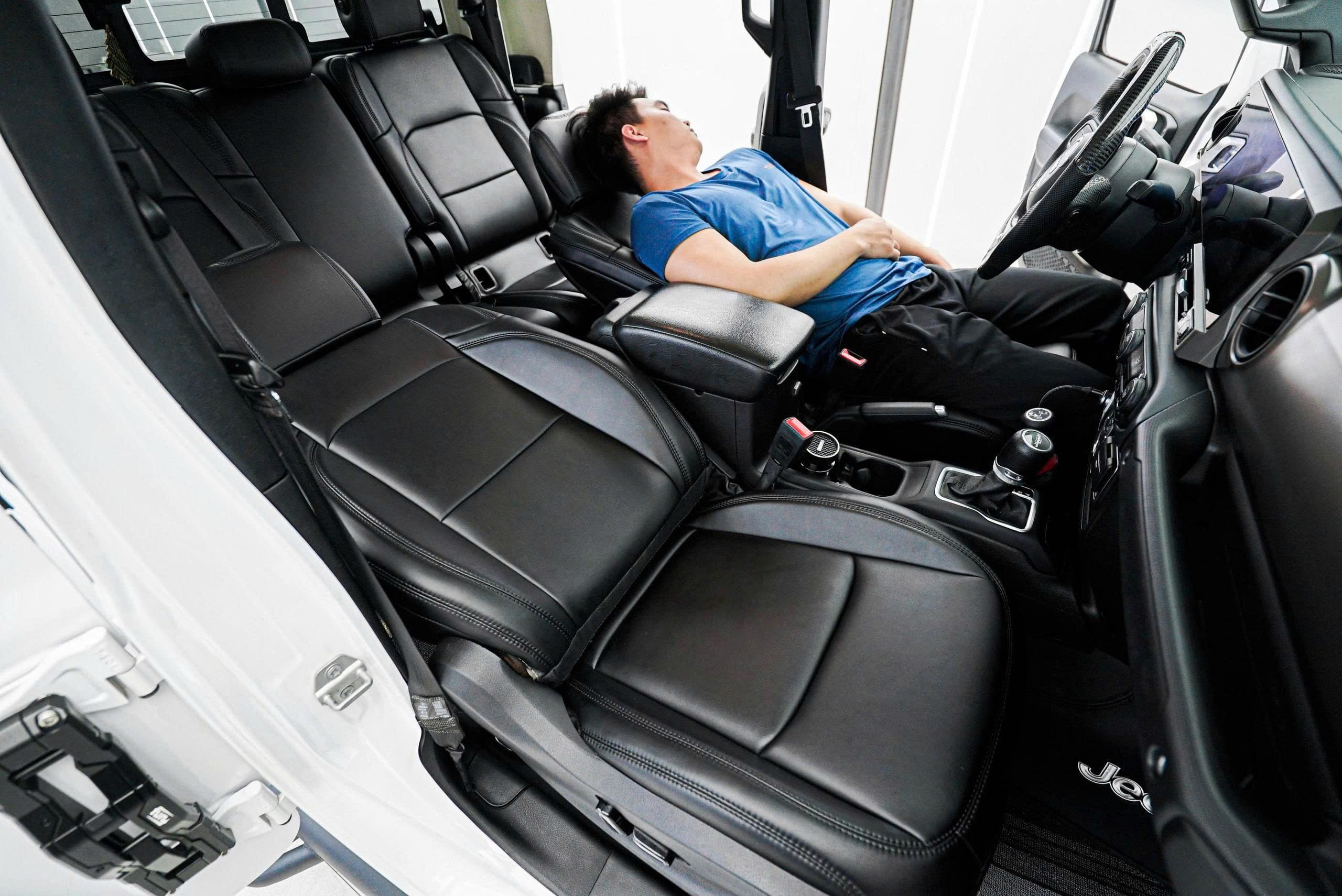 Tư thế nằm nghỉ ngơi thoải mái trên ghế độ xe Jeep trắng