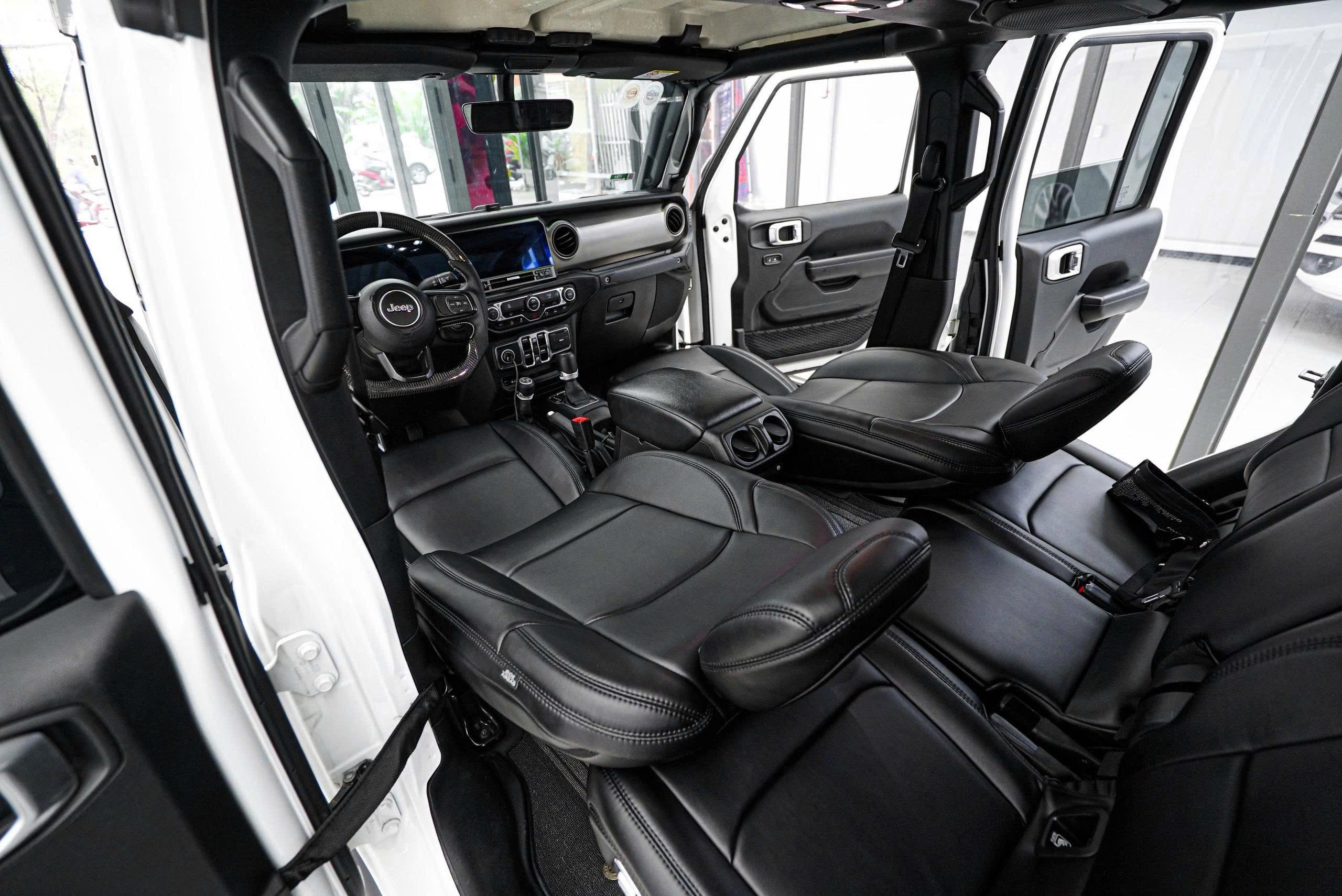 Toàn cảnh khoang sau xe Jeep khi ngả phẳng ghế