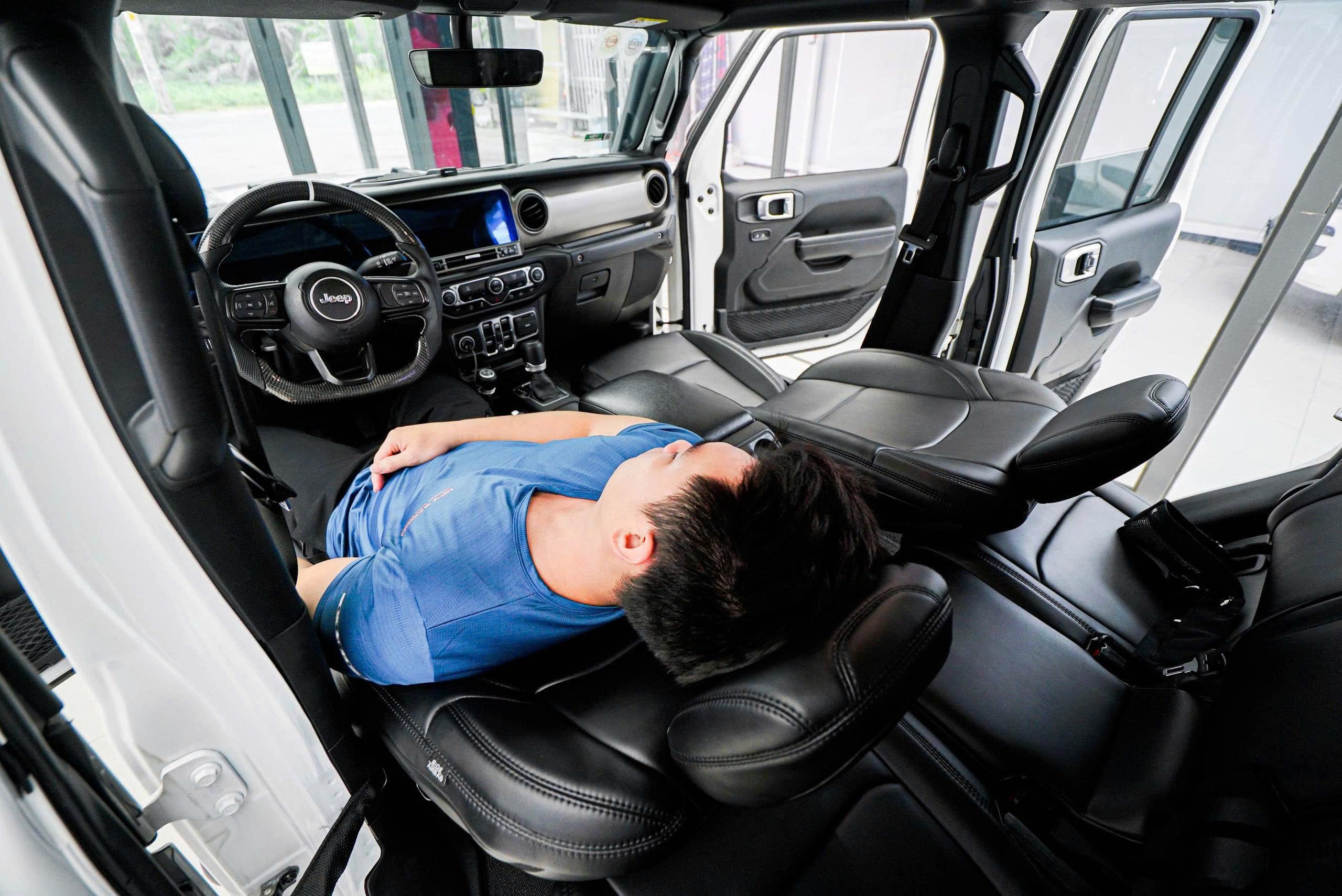 Khách hàng nằm thư giãn hoàn toàn ở băng ghế sau xe Jeep