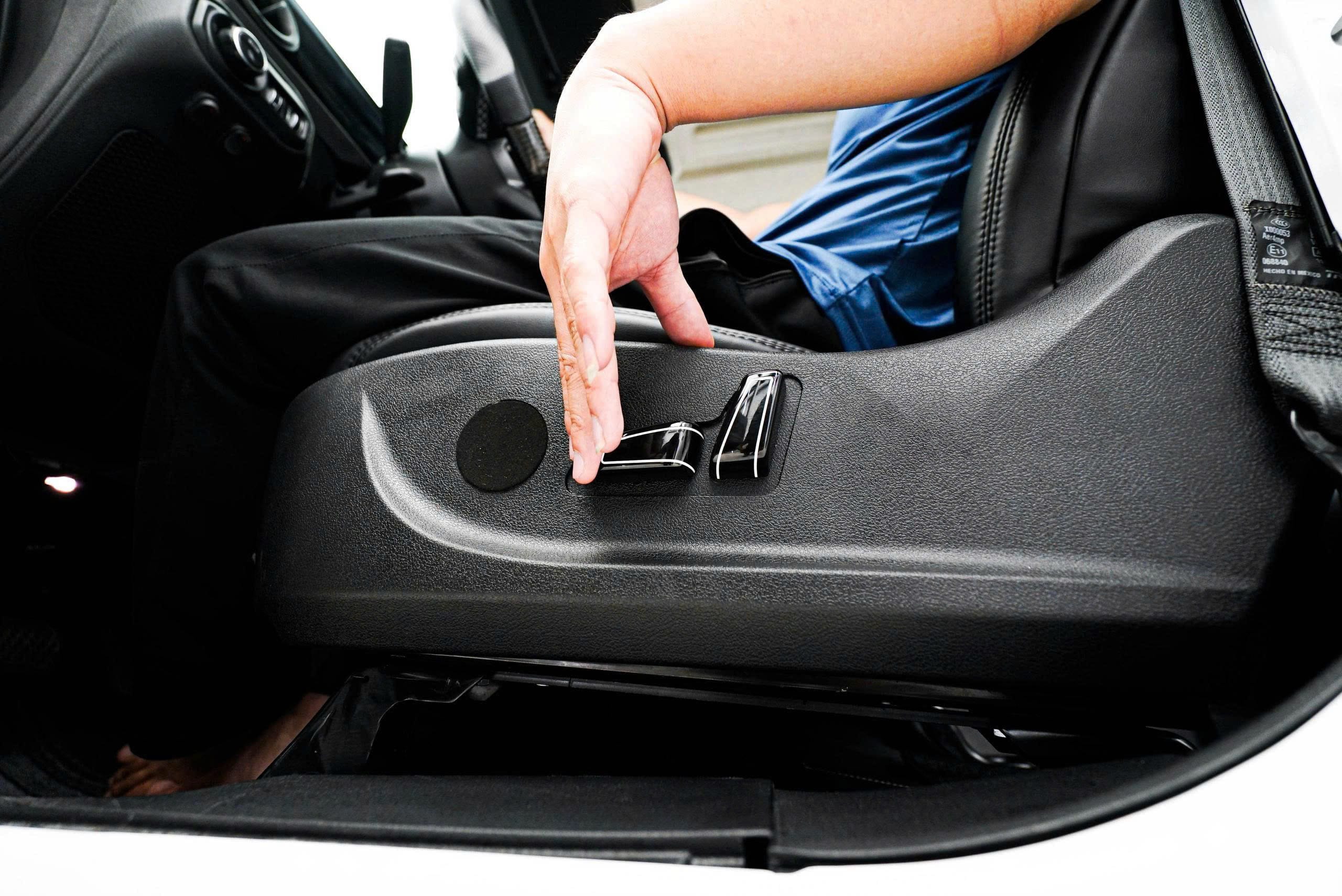 Cận cảnh gạt điều khiển và công tắc chỉnh điện