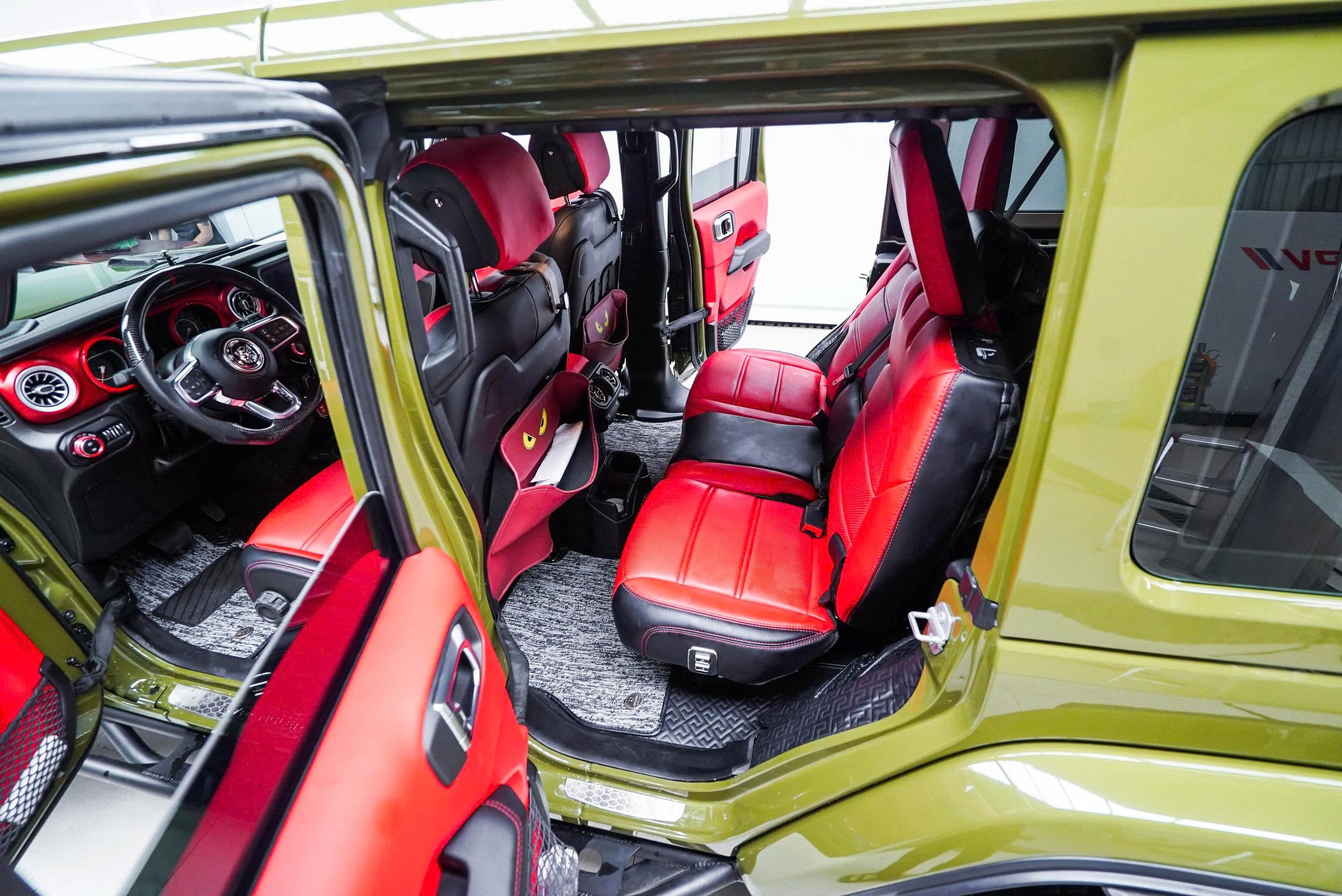 Khoang nội thất xe Jeep độ ghế chỉnh điện phối đỏ đen
