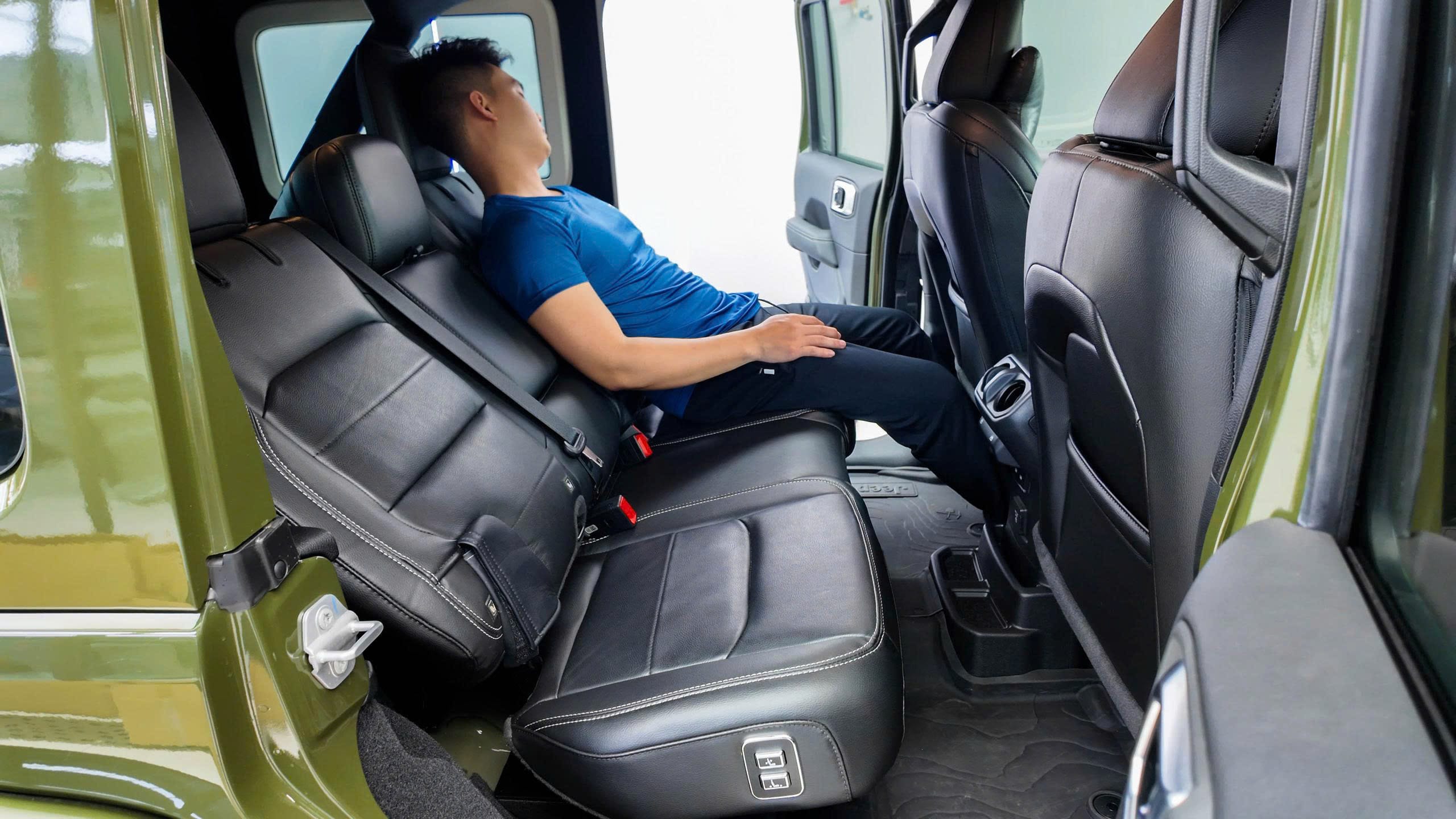 Kiểm tra hành trình trượt tiến lùi của ghế sau xe Jeep