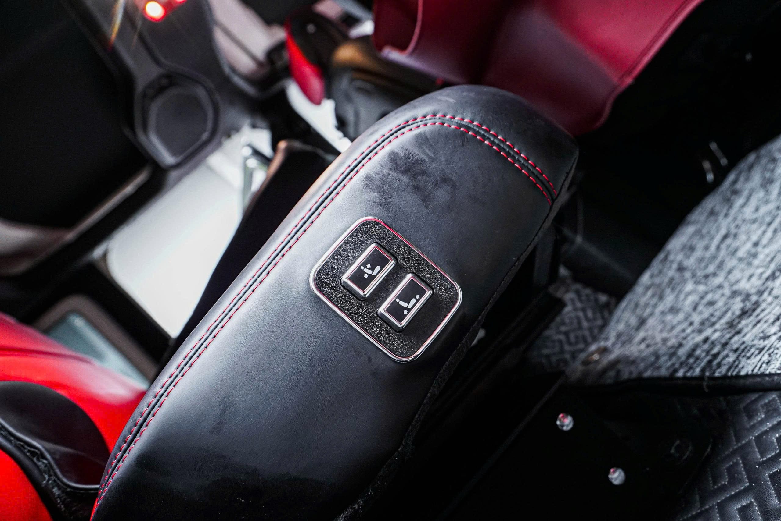 Chi tiết gối đầu thêu logo trên ghế điện xe Jeep