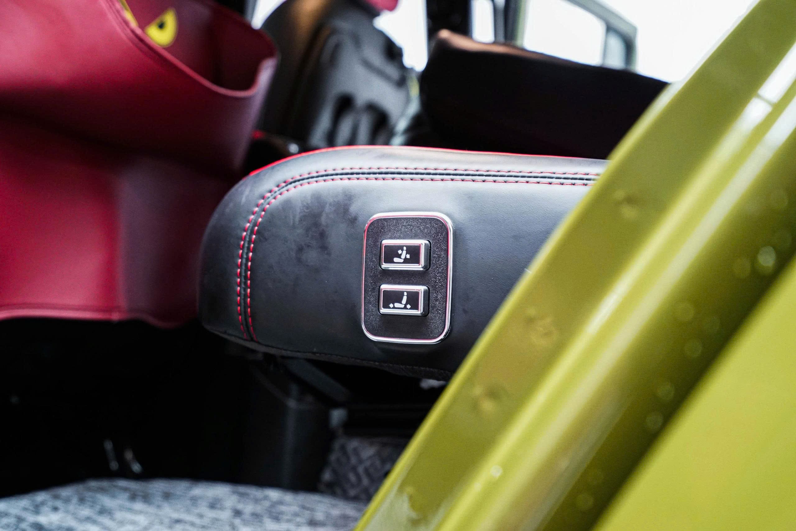 Cận cảnh đường chỉ khâu bọc da ghế xe Jeep