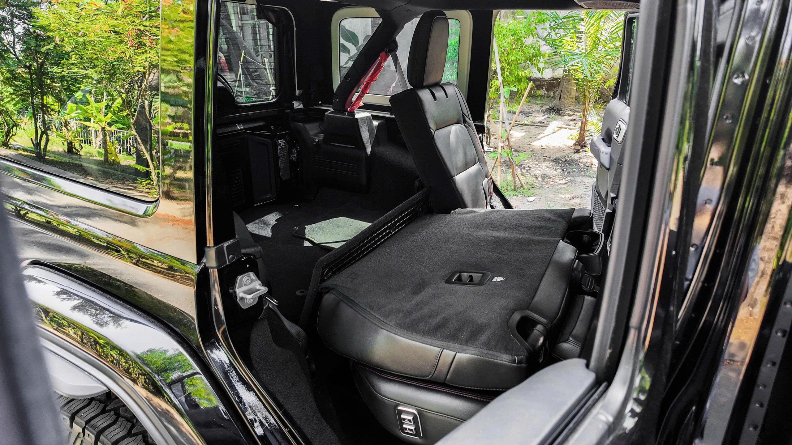 Sàn xe và chân ghế sau khi nâng cấp trên Jeep đen