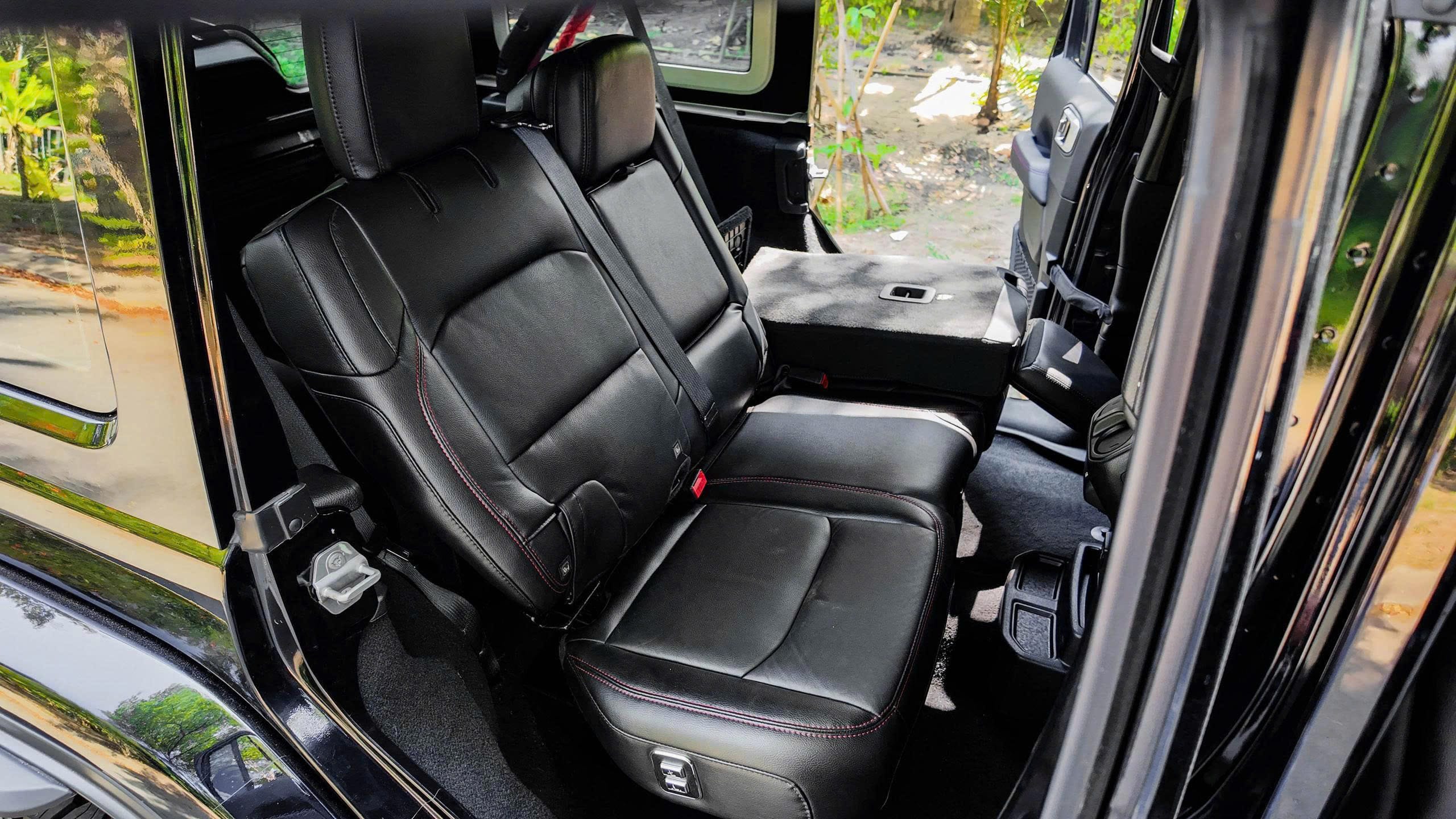 Hàng ghế thứ hai xe Jeep màu đen sang trọng