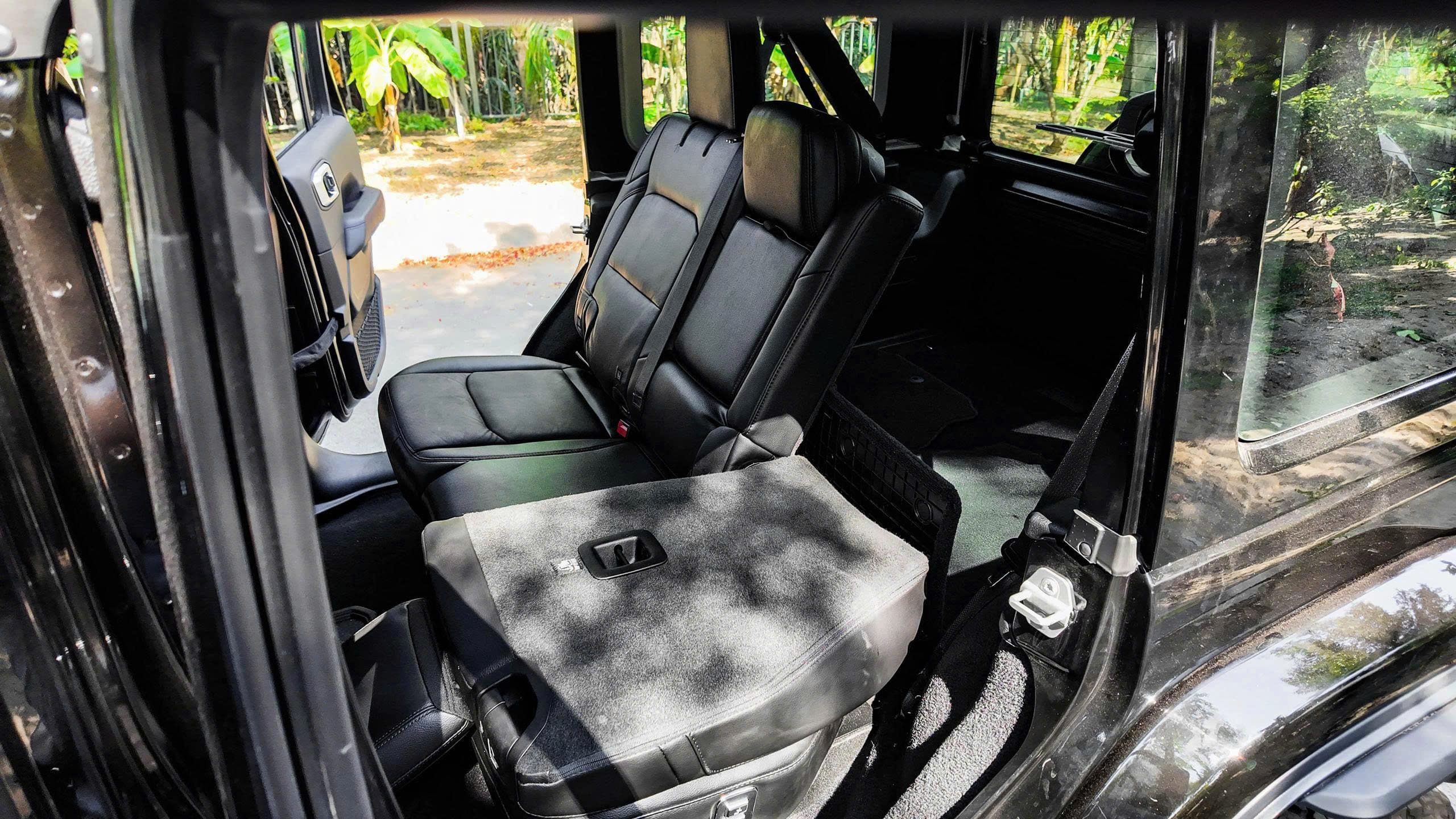 Góc rộng hàng ghế sau xe Jeep được làm lại form