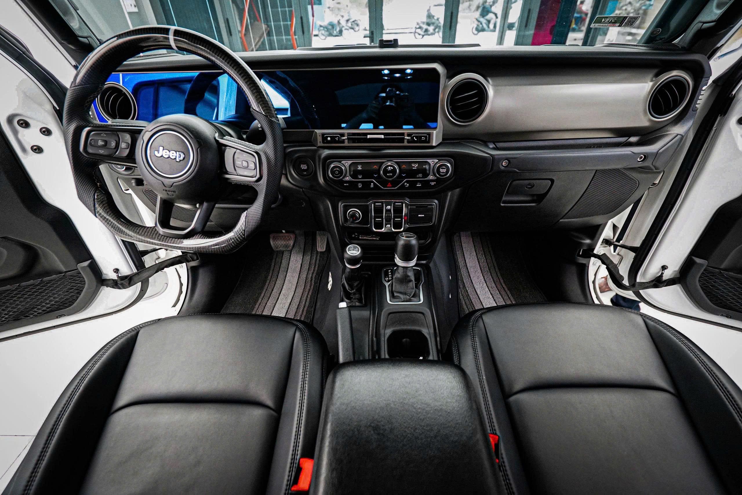 May da - khâu da- bọc da vô lăng xe Jeep
