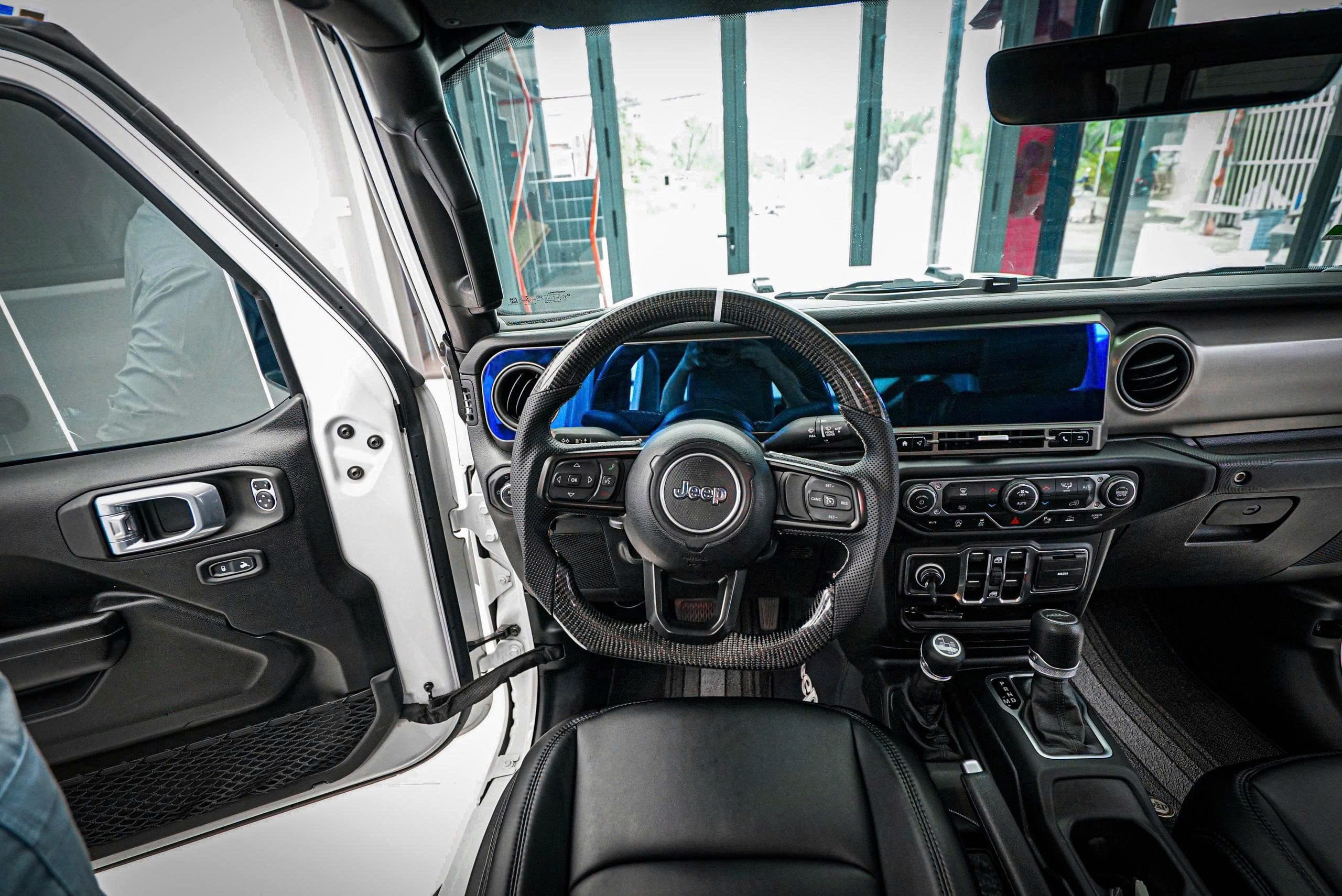 May da - khâu da- bọc da vô lăng xe Jeep
