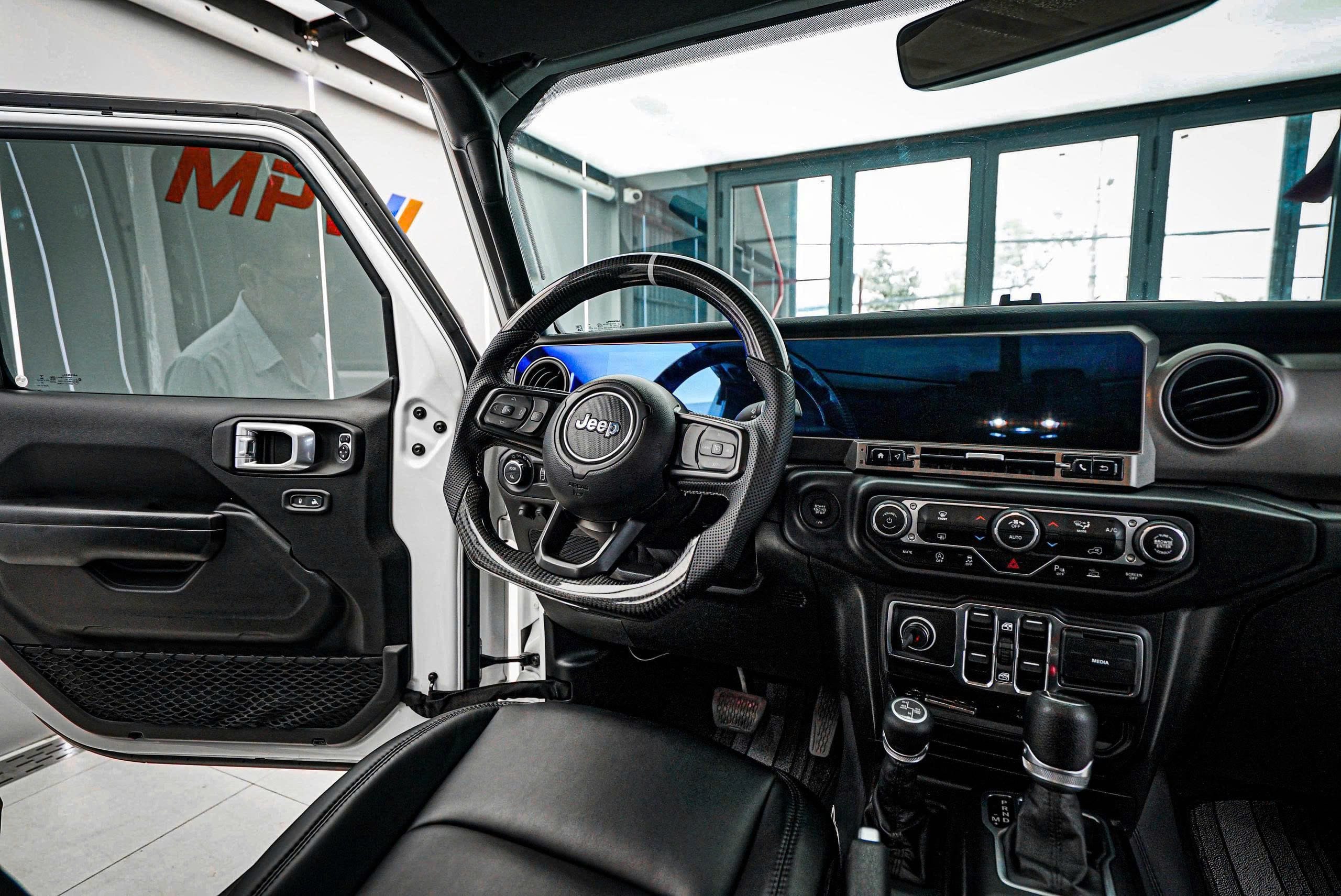 May da - khâu da- bọc da vô lăng xe Jeep