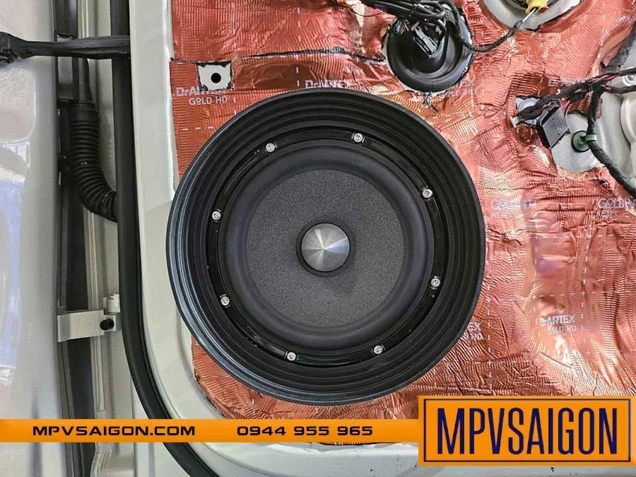 Củ loa bass cửa trước lắp đặt hoàn thiện vào hộc nhựa bợ cửa zin của xe Viloran