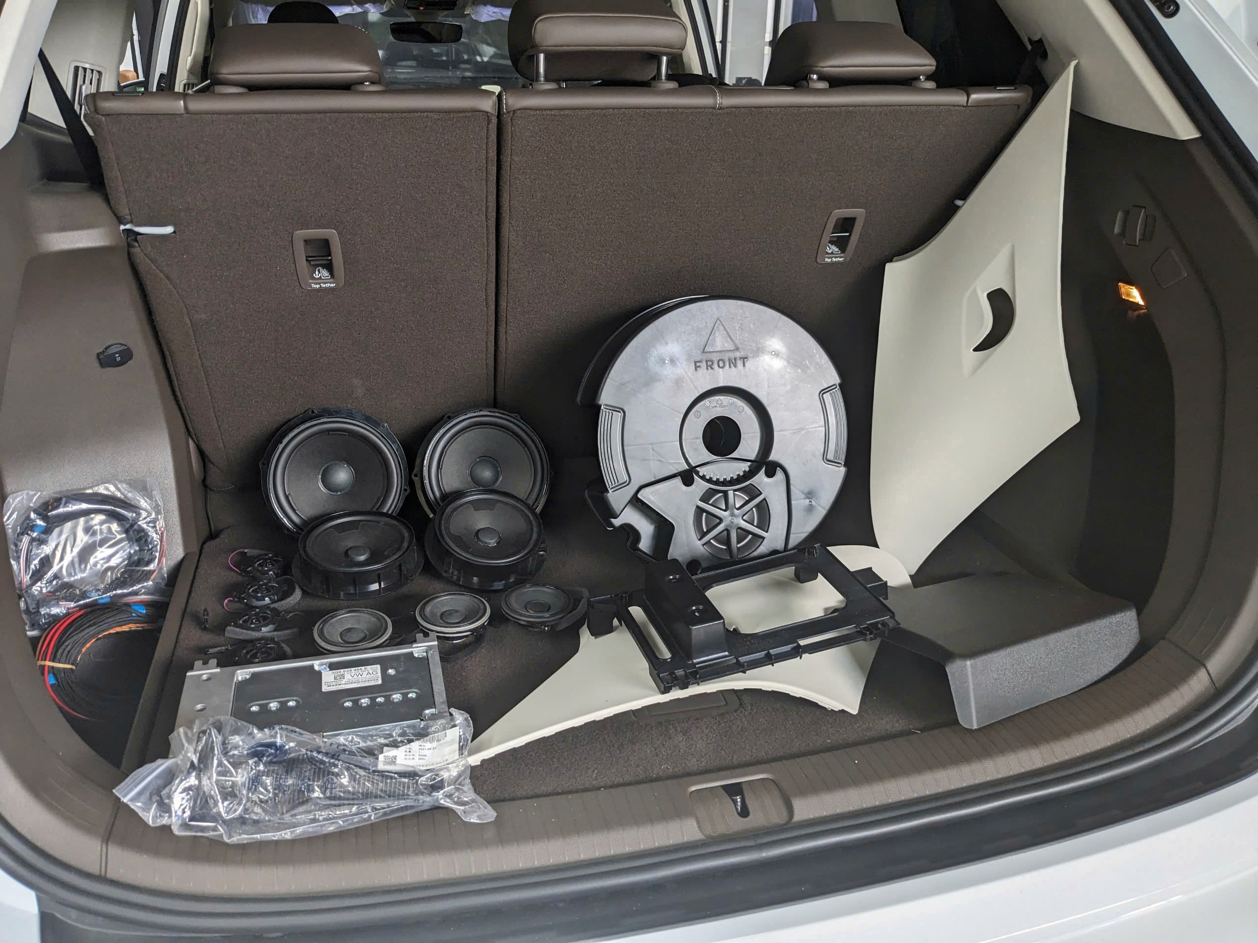Không gian cabin Volkswagen Viloran độ loa
