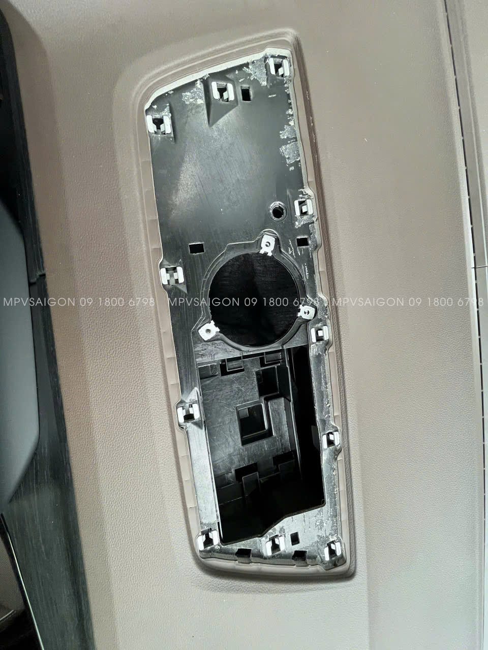 Vị trí hốc chờ sẵn để nâng cấp loa trung tâm volkswagen viloran trên taplo