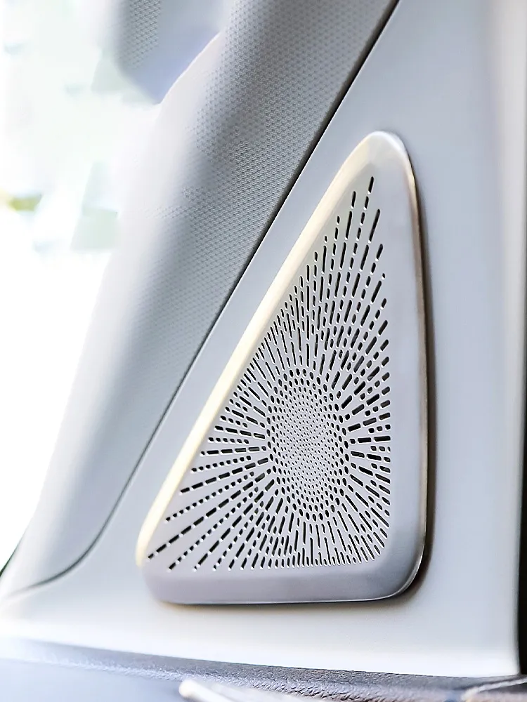 ĐÁNH THỨC SỰ KIÊU HÃNH TRONG KHOANG LÁI VỚI BỘ ỐP TRANG TRÍ LOA HYUNDAI CUSTIN