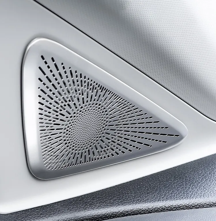 ĐÁNH THỨC SỰ KIÊU HÃNH TRONG KHOANG LÁI VỚI BỘ ỐP TRANG TRÍ LOA HYUNDAI CUSTIN