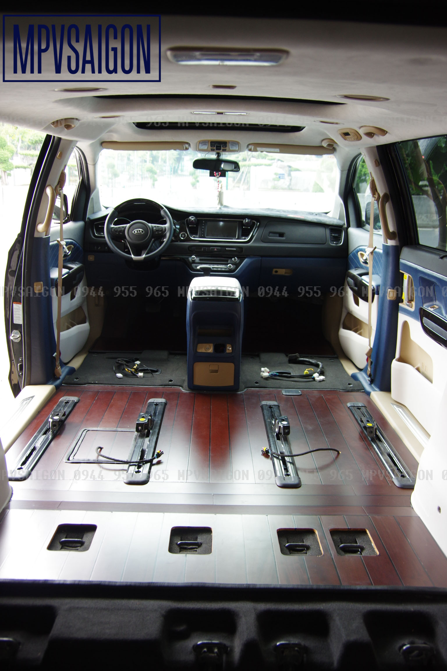Hoàn thiện thi công lót sàn gỗ tự nhiên Kia Sedona tại MPV SAIGON