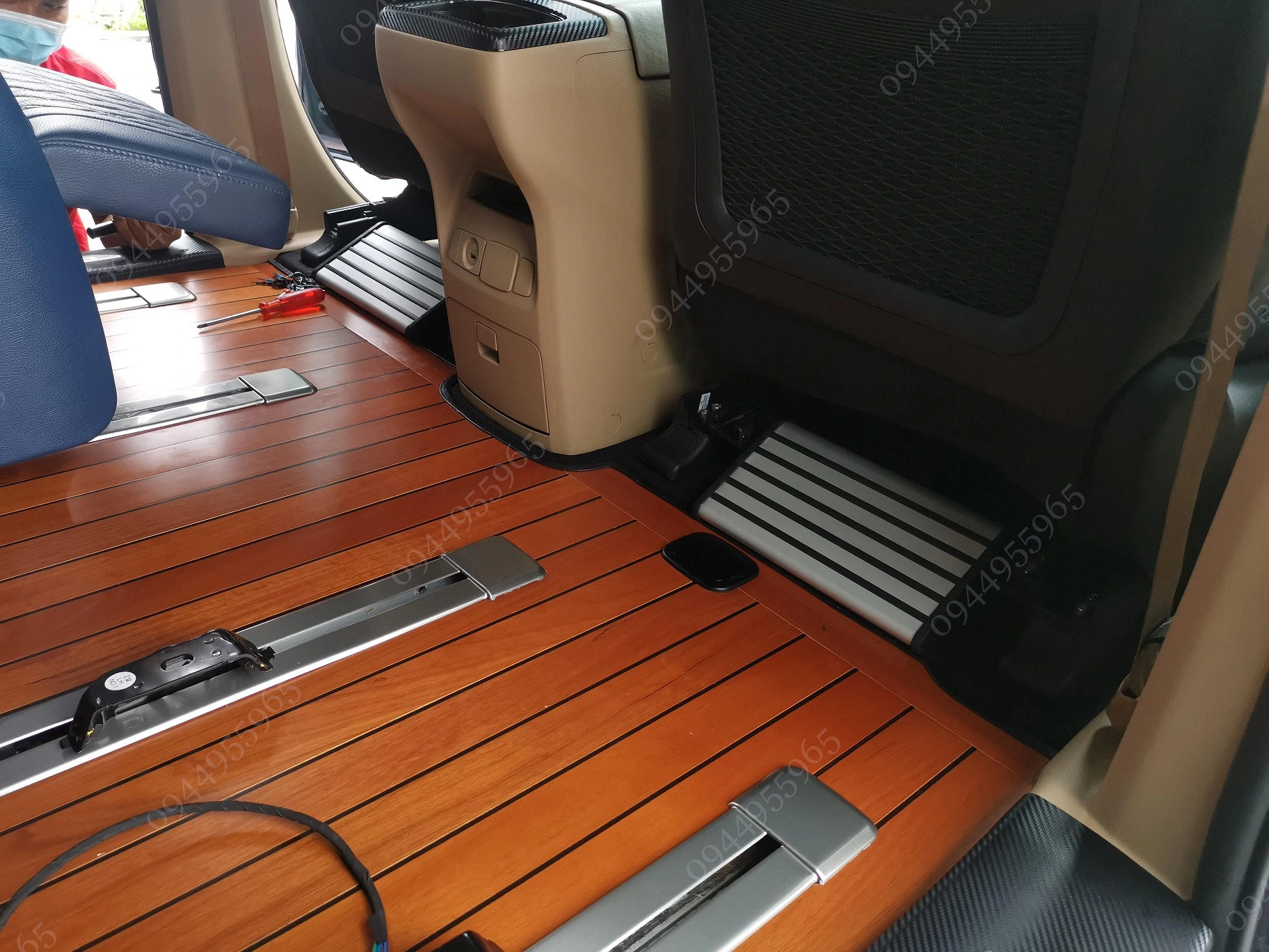 Mức độ hoàn thiện độ sàn gỗ Kia Sedona tại MPV SAIGON