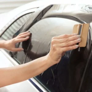 Thi công dán phim film cách nhiệt Hyundai Custin