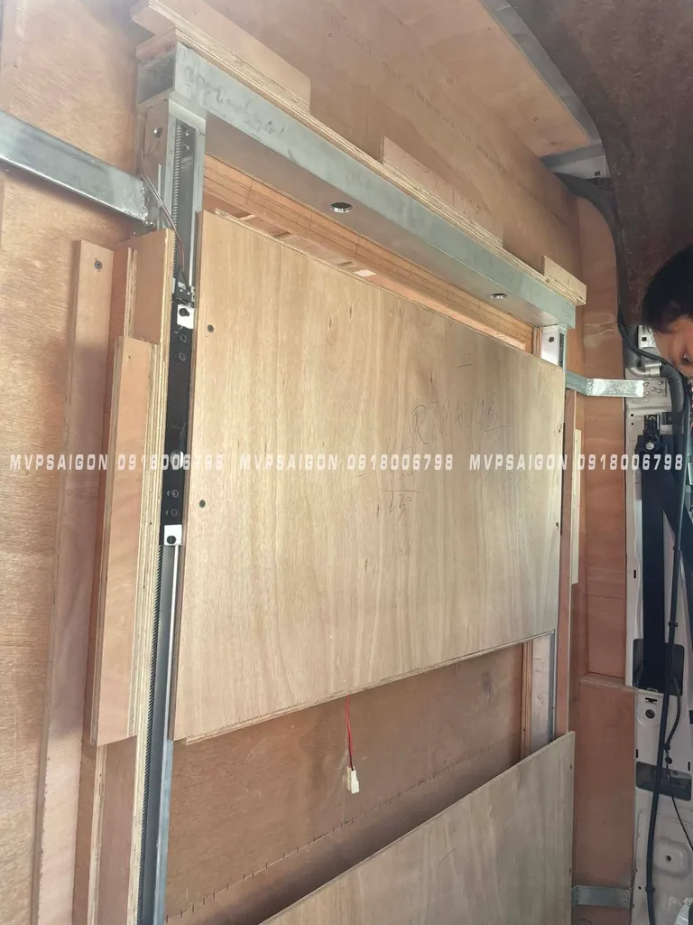 Vách ngăn thương gia Mercedes Benz V250 - Ảnh 11