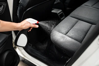 4 LOẠI “DUNG DỊCH THẦN KỲ” ĐÁNH BẬT VẾT NẤM MỐC CỨNG ĐẦU TRÊN NỘI THẤT DA Ô TÔ