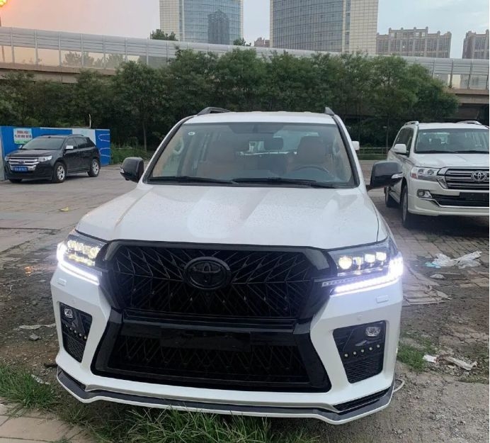 Ngoại thất đen nhám ấn tượng của Land Cruiser Samurai