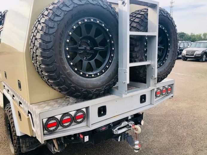 Bản độ nội thất xe Land Cruiser LC79 độc bản xịn mịn