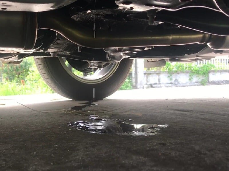 Kiểm tra hệ thống thoát nước gầm xe và mạch điện điều hòa ô tô