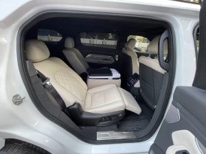 Be do chan ghe limousine VF9 mau trang