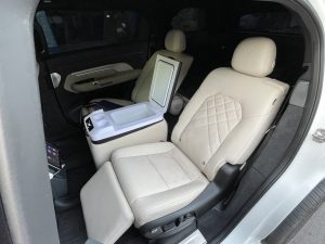 Be do chan ghe limousine VF9 mau trang
