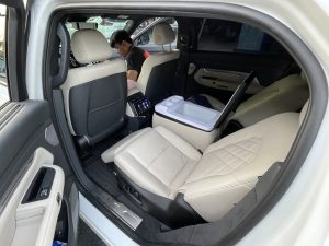 Be do chan ghe limousine VF9 mau trang