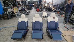 Do nang chan cho xe Vinfast VF9 mau xanh