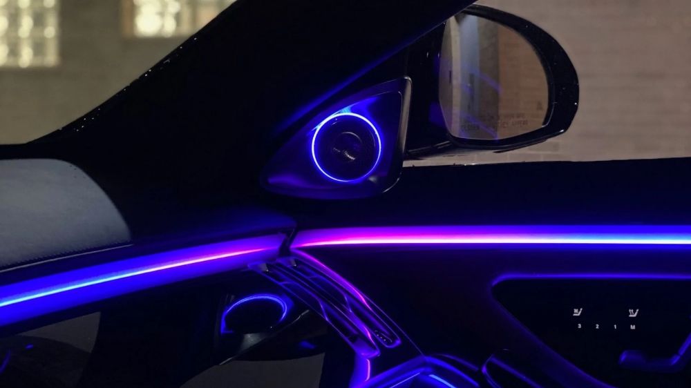 Dải viền LED trang trí tapi cửa và táp lô xe hơi