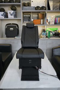 Ghe don giua xe VF9 mau den