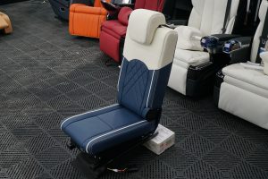 Ghe don giua xe VF9 mau xanh